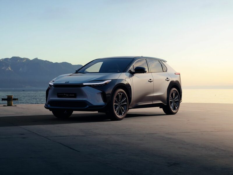 Toyota predstavila prvi totalno električni automobil, Toyota bZ4X